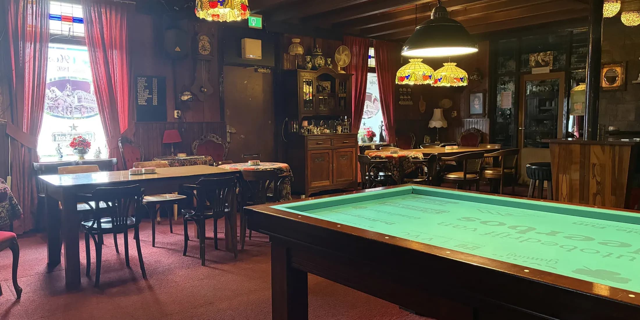 De biljarttafel in het café