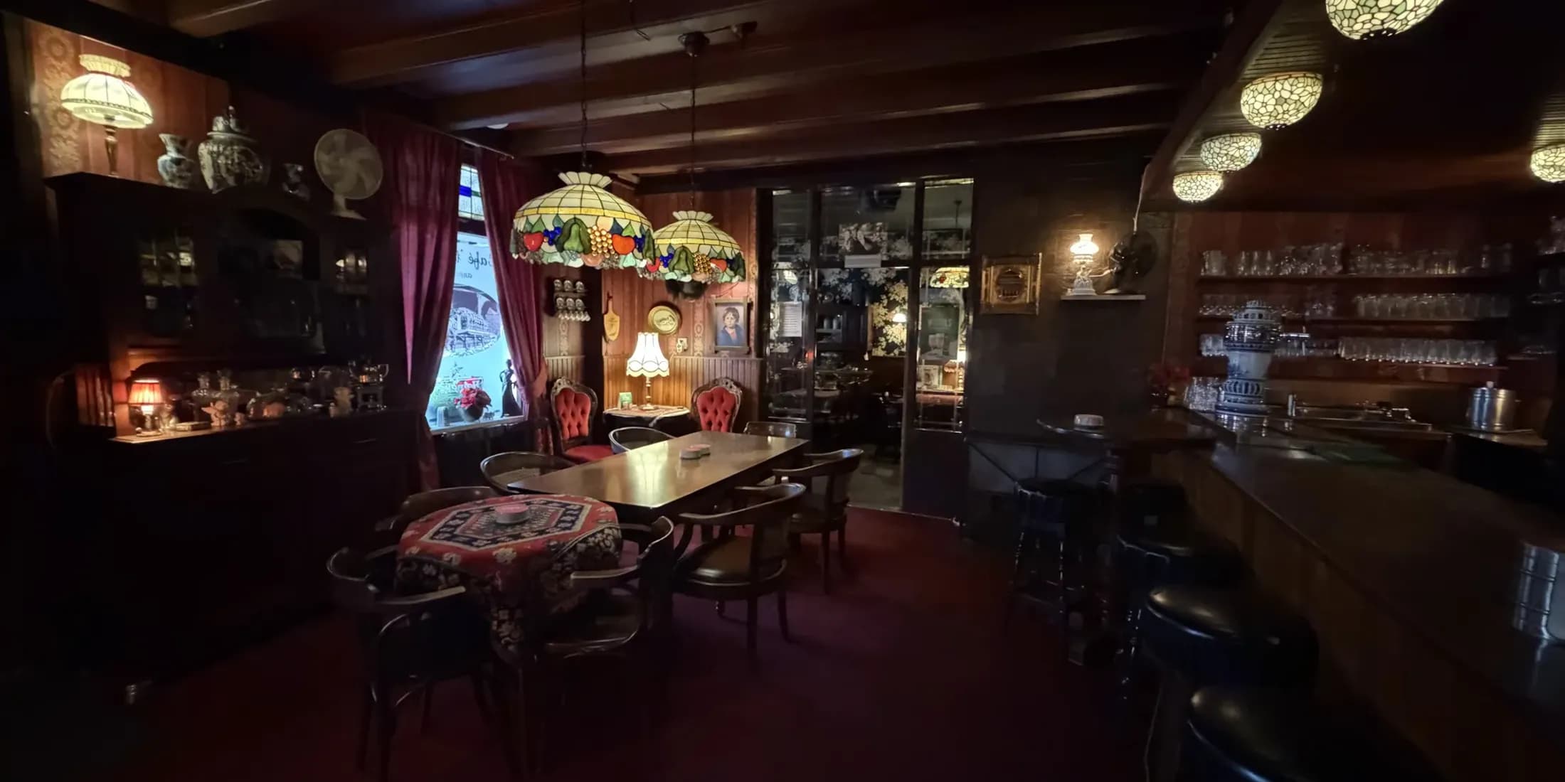 Tafels en stoelen in het bruine café