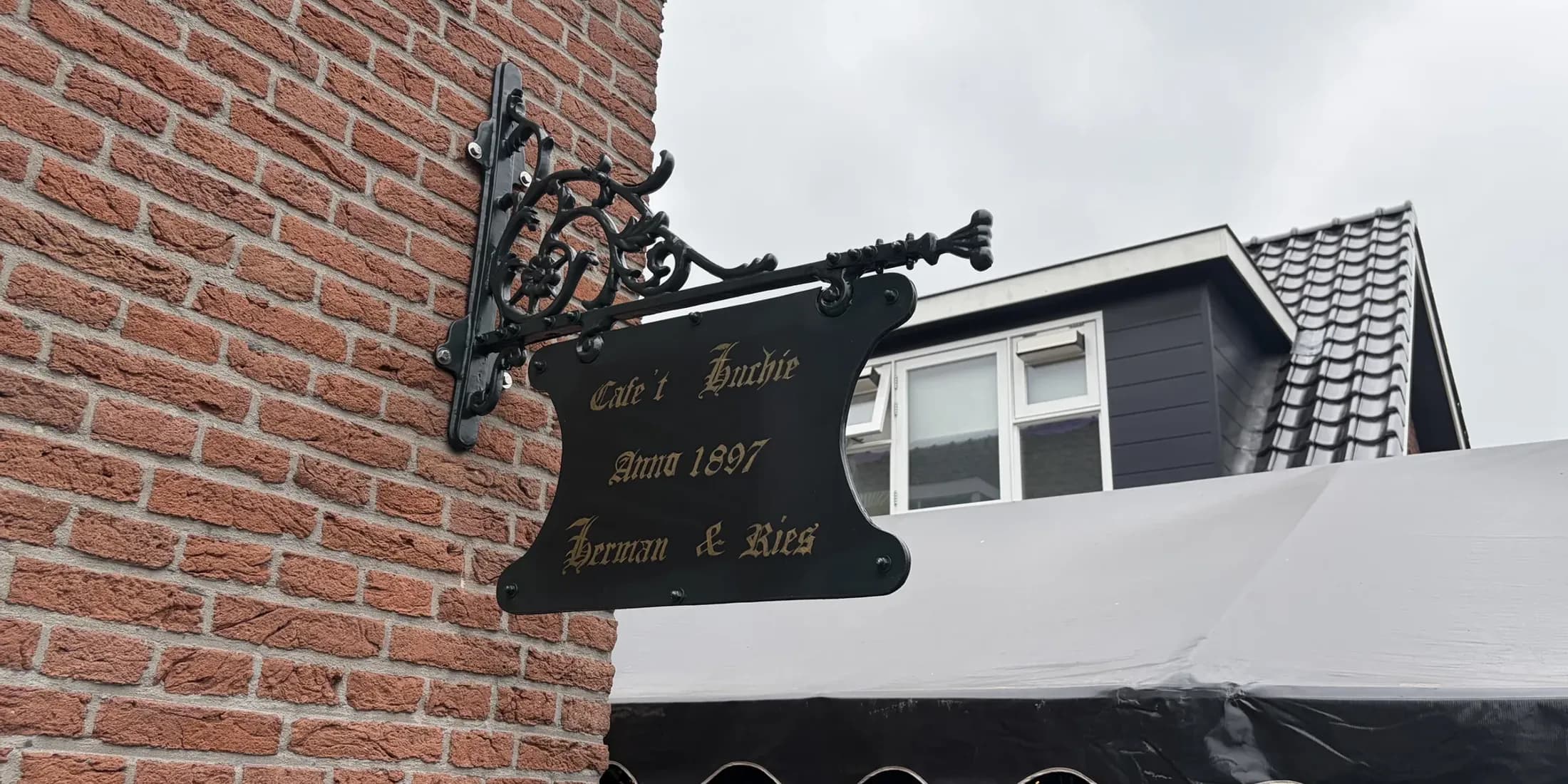 Het uithangbord: Café 't Huchie, anno 1897, Herman & Ries