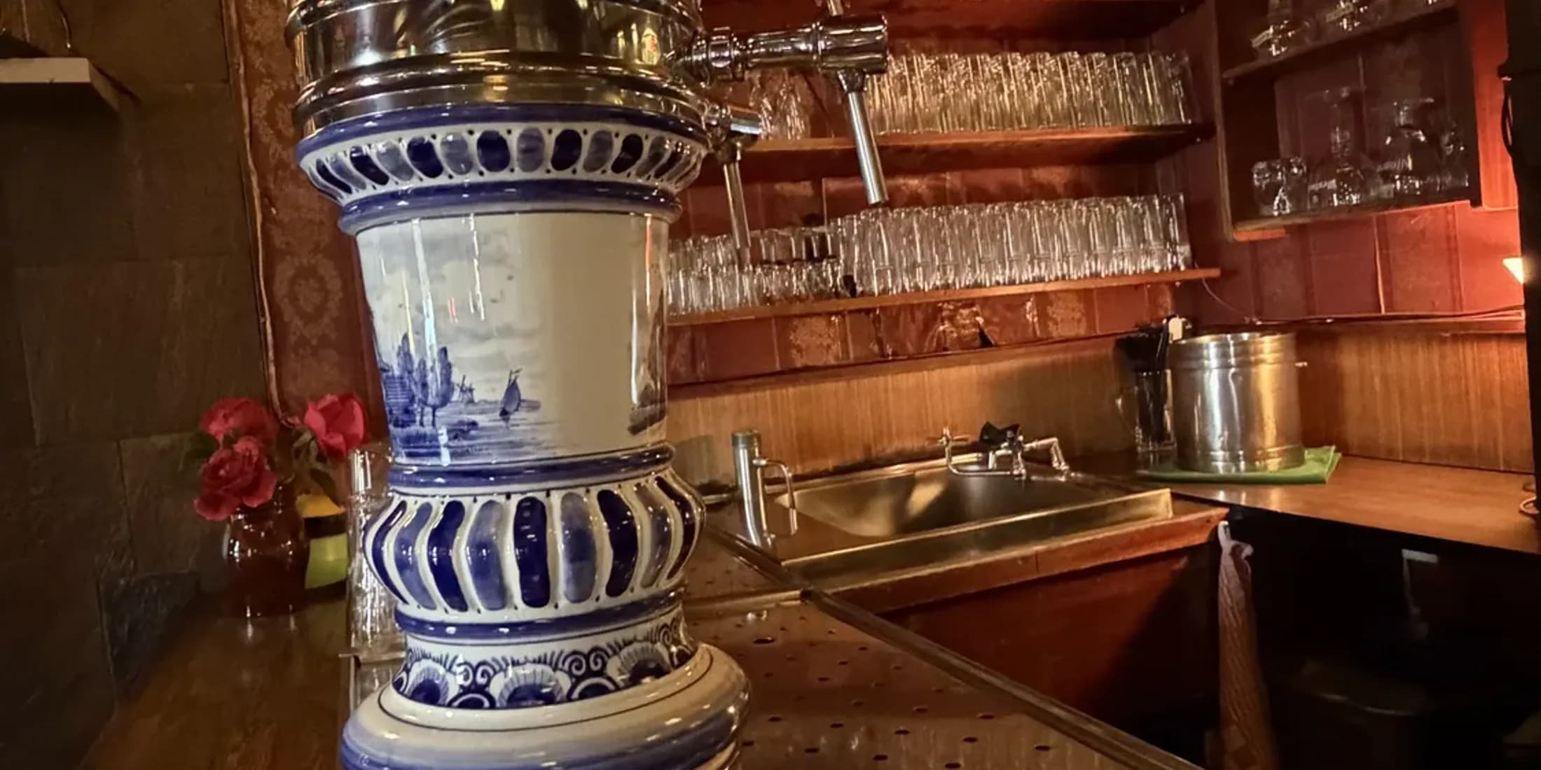 De bar met de blauwe Delftse biertoren en glazen