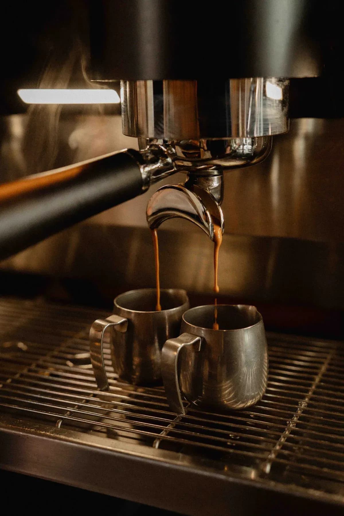 Barista zet met zorg een verse koffie